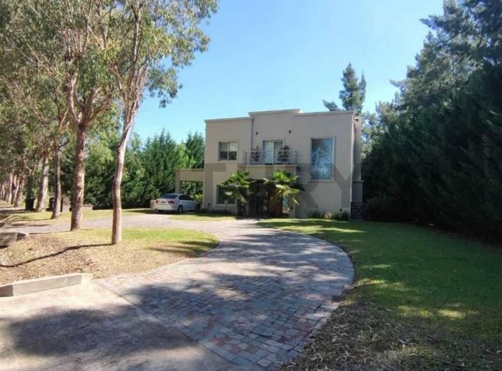 Casa · 210m² · 4 Ambientes · 5 Cocheras