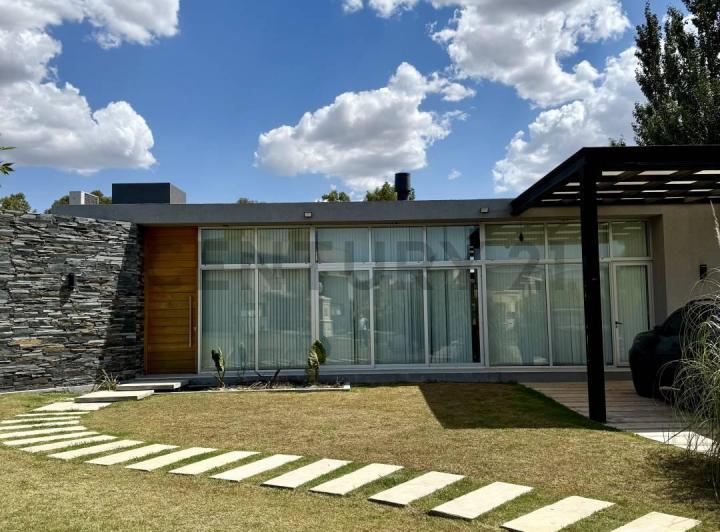 Casa · 200m² · 4 Ambientes · 2 Cocheras