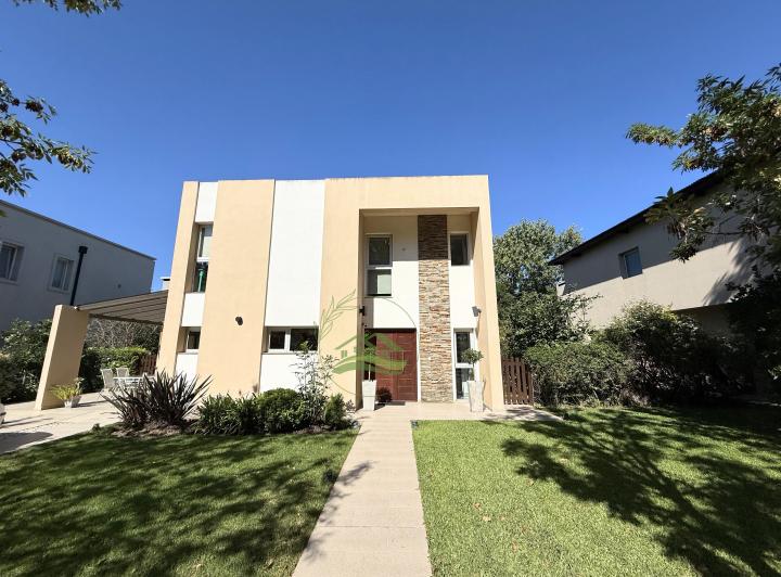 Casa · 200m² · 8 Ambientes · 1 Cochera