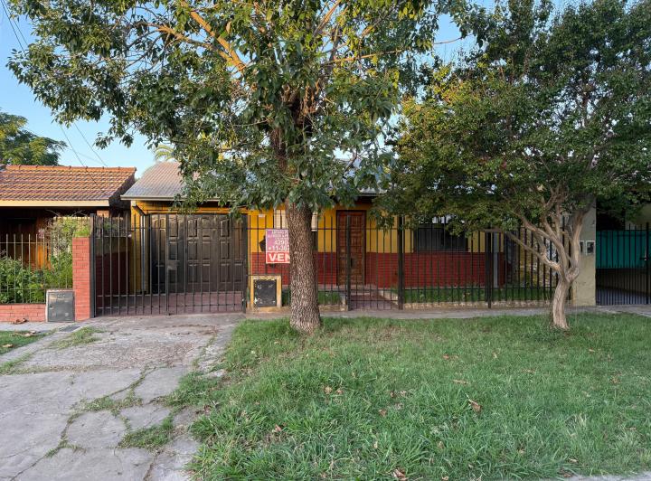 Casa · 102m² · 4 Ambientes · 2 Cocheras