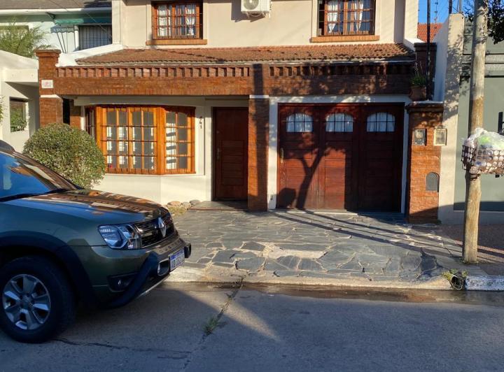 Casa · 240m² · 4 Ambientes · 2 Cocheras