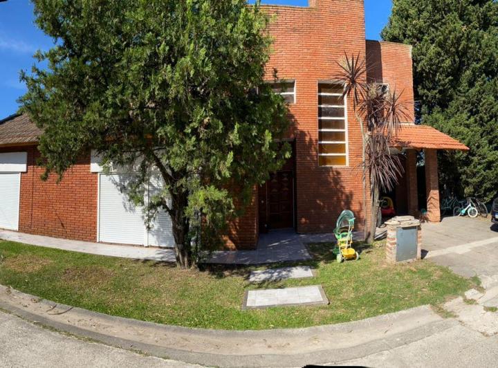 Casa · 160m² · 4 Ambientes · 2 Cocheras