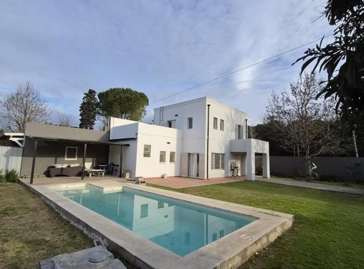 Casa · 110m² · 6 Ambientes · 2 Cocheras