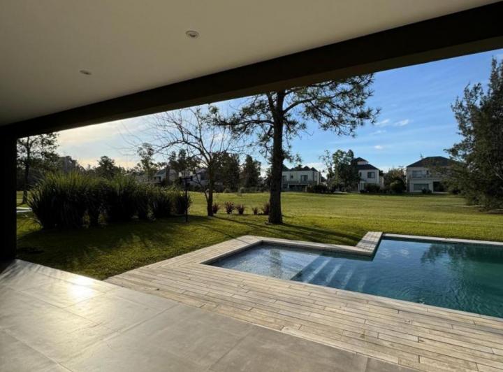 Casa · 248m² · 4 Ambientes · 2 Cocheras