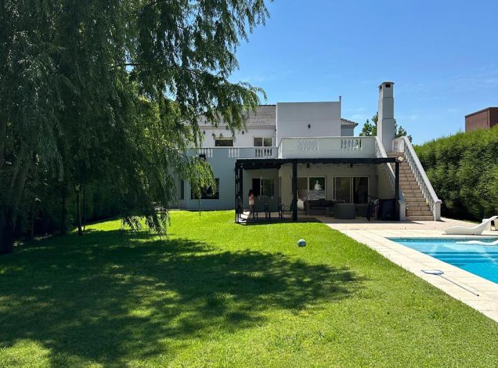 Casa · 393m² · 6 Ambientes · 4 Cocheras