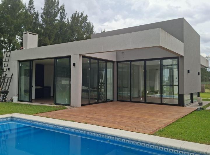 Casa · 220m² · 5 Ambientes · 2 Cocheras