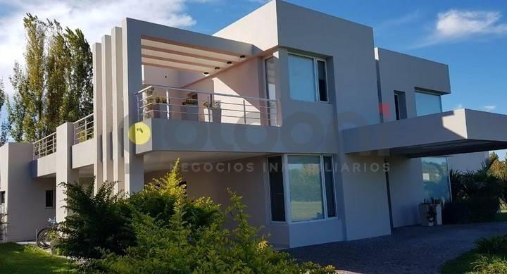 Casa · 393m² · 4 Ambientes