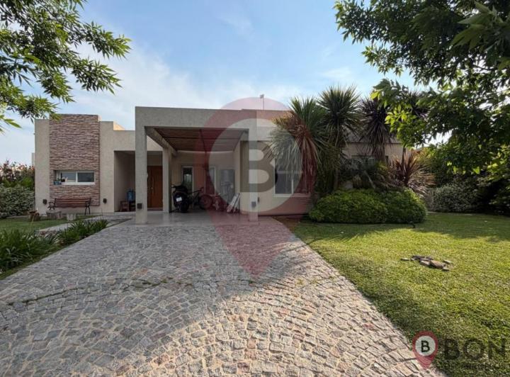 Casa · 220m² · 4 Ambientes · 2 Cocheras