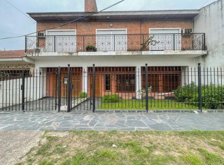 Casa · 250m² · 4 Ambientes · 1 Cochera