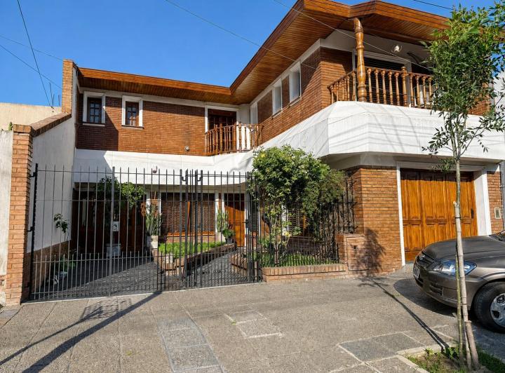 Casa · 200m² · 4 Ambientes · 1 Cochera