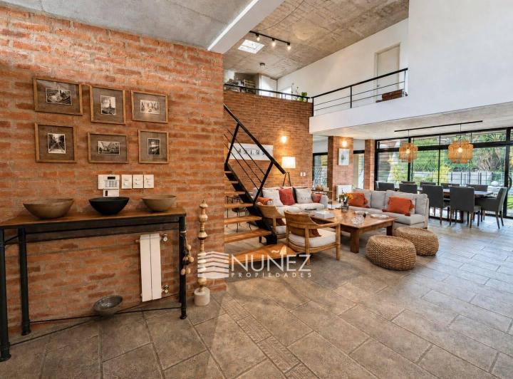 Casa · 216m² · 5 Ambientes · 4 Cocheras