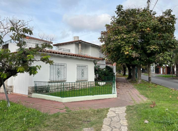 Casa · 243m² · 4 Ambientes · 3 Cocheras