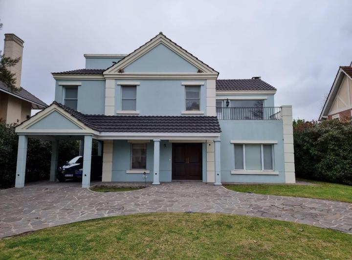 Casa · 305m² · 5 Ambientes · 1 Cochera
