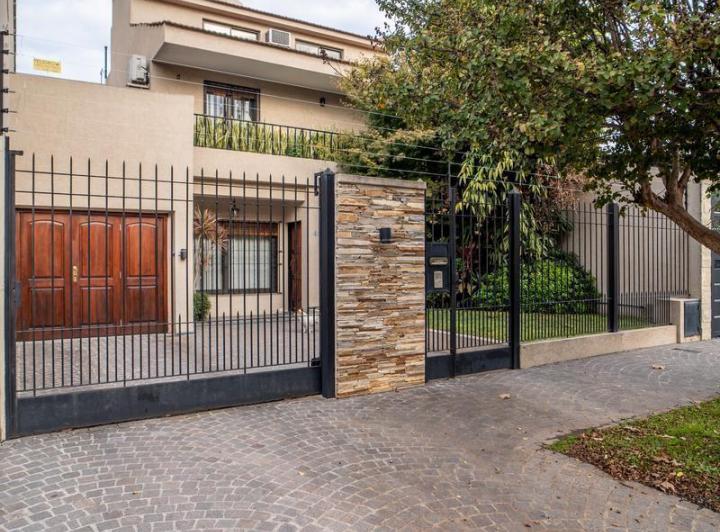 Casa · 240m² · 3 Dormitorios