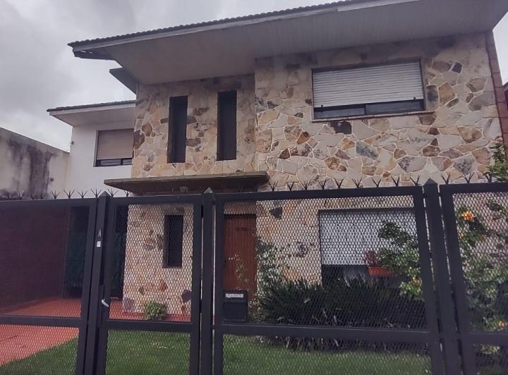 Casa · 150m² · 4 Ambientes · 2 Cocheras