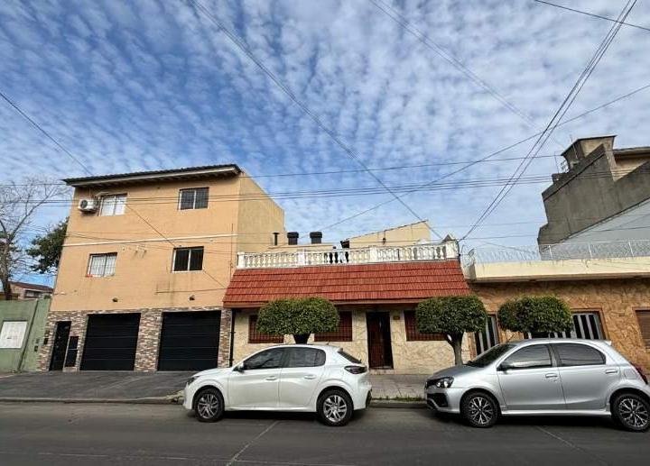 Casa · 1m² · 5 Ambientes · 1 Cochera