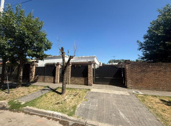 Casa · 220ha · 3 Ambientes · 2 Cocheras