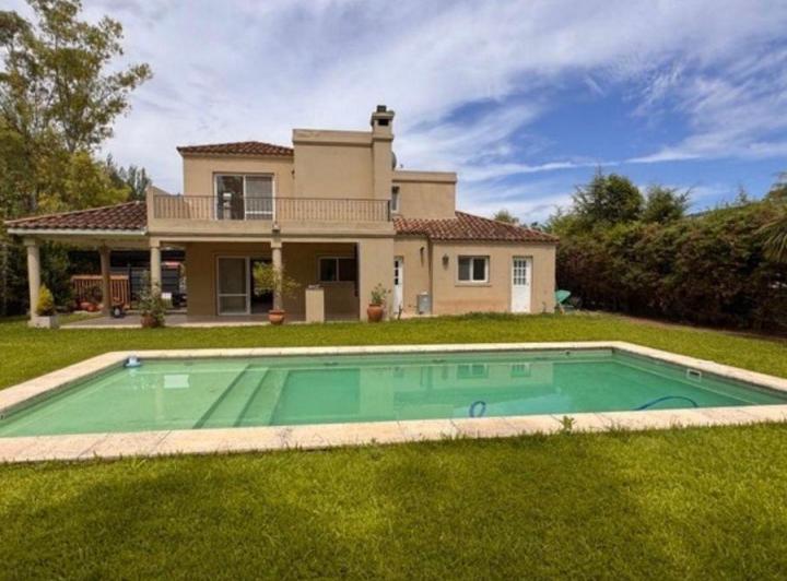 Casa · 160ha · 4 Ambientes · 2 Cocheras