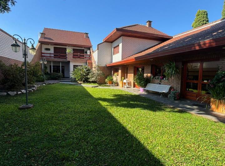 Casa · 275m² · 5 Ambientes · 2 Cocheras