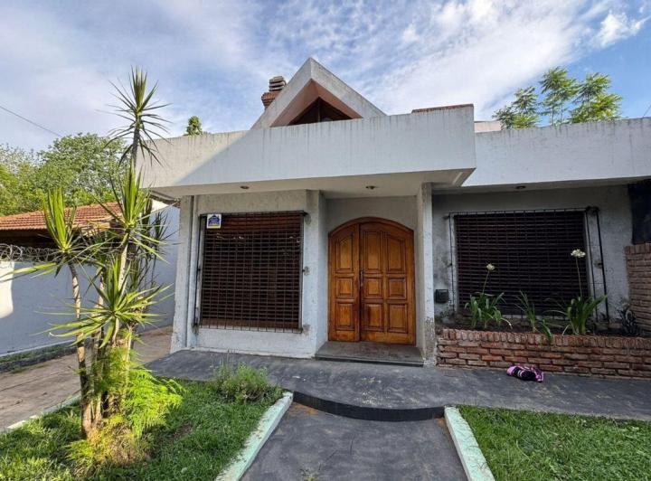Casa · 140m² · 4 Ambientes · 3 Cocheras