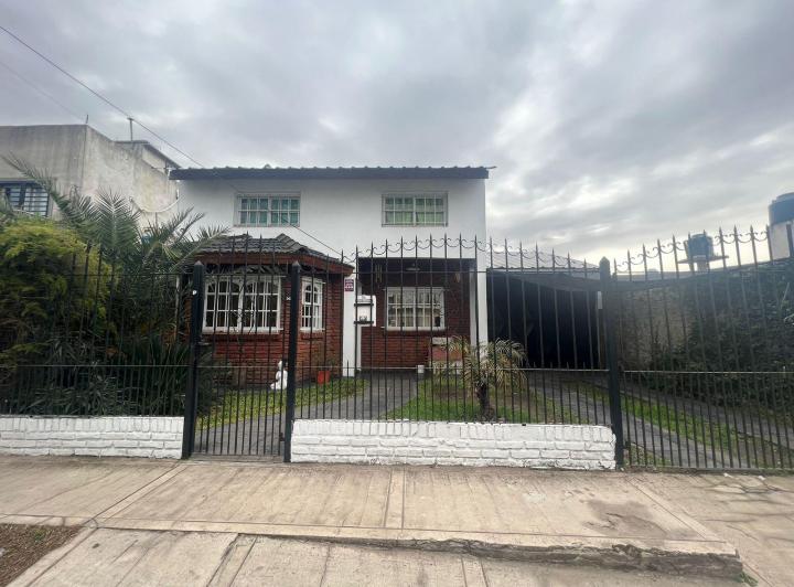 Casa · 100m² · 4 Ambientes · 2 Cocheras