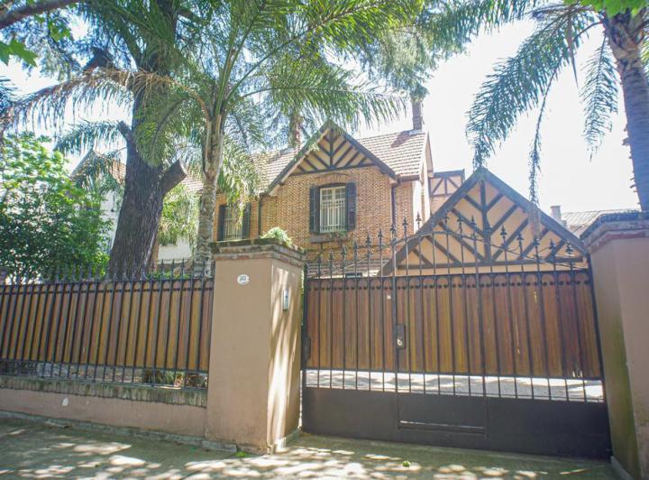 Casa · 750m² · 5 Ambientes · 4 Cocheras