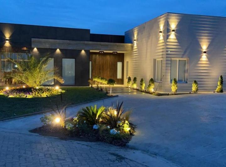 Casa · 1m² · 5 Ambientes · 3 Cocheras
