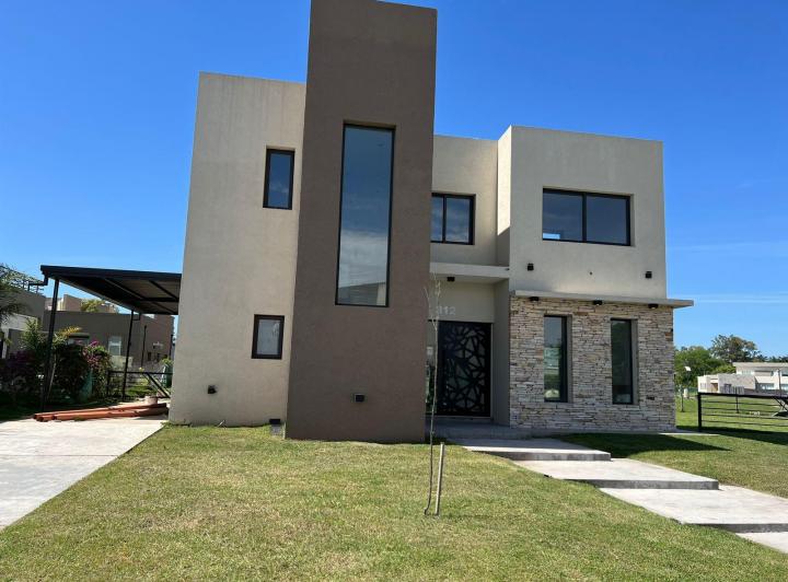 Casa · 210m² · 5 Ambientes · 1 Cochera