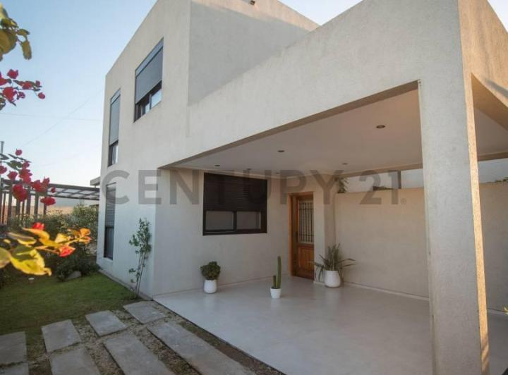 Casa · 213m² · 5 Ambientes · 2 Cocheras