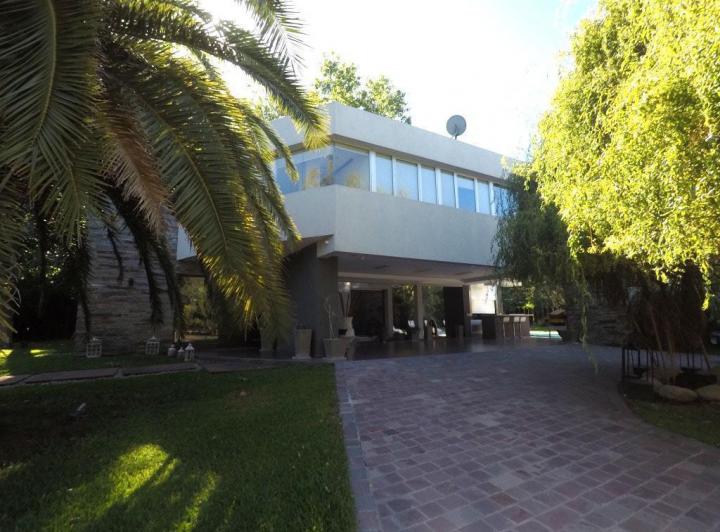 Casa · 540m² · 5 Ambientes · 4 Cocheras
