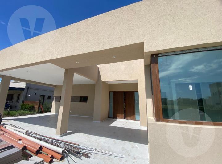 Casa · 200m² · 4 Ambientes · 2 Cocheras