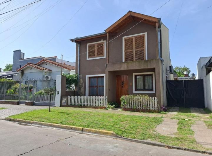 Casa · 200m² · 4 Ambientes · 2 Cocheras