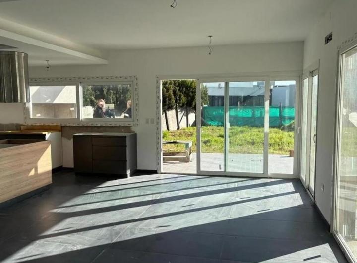 Casa · 225m² · 4 Ambientes · 2 Cocheras
