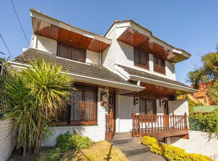 Casa · 200m² · 5 Ambientes · 2 Cocheras