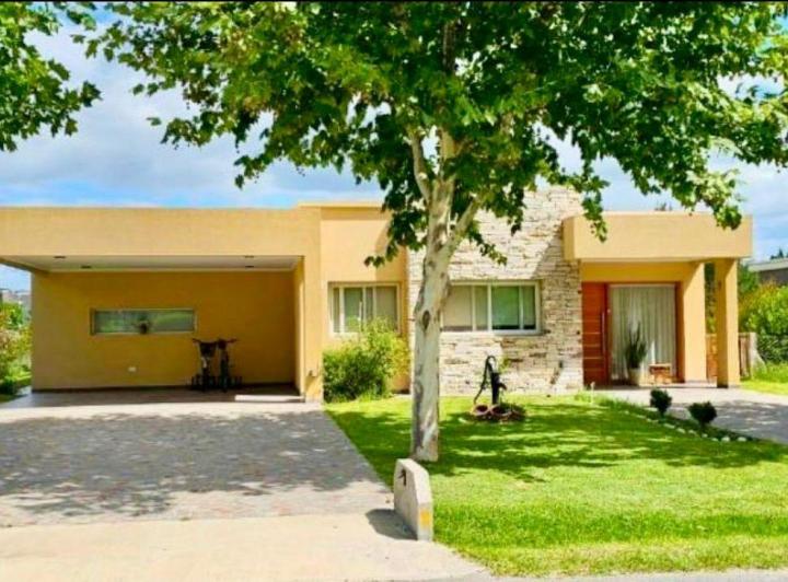 Casa · 142m² · 4 Ambientes · 2 Cocheras