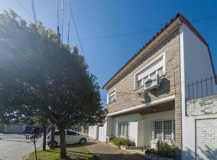 Casa · 2210000ha · 5 Ambientes · 3 Cocheras