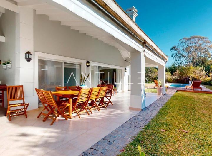 Casa · 1070m² · 5 Ambientes · 1 Cochera