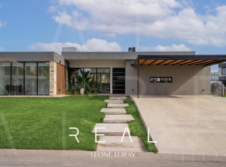 Casa · 245m² · 4 Ambientes · 2 Cocheras