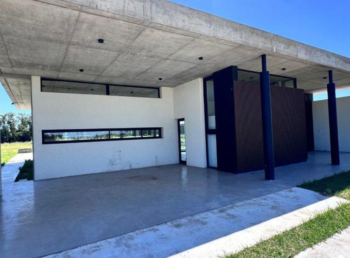 Casa · 255m² · 5 Ambientes · 2 Cocheras