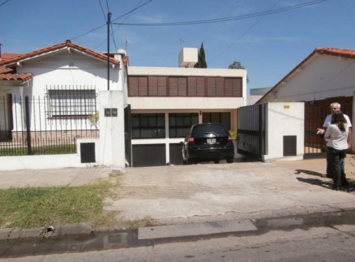 Casa · 180m² · 4 Ambientes · 2 Cocheras