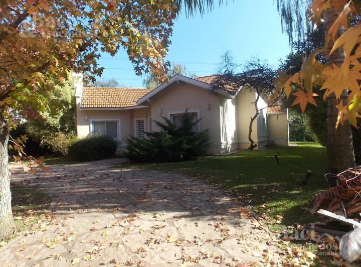 Casa · 180m² · 5 Ambientes