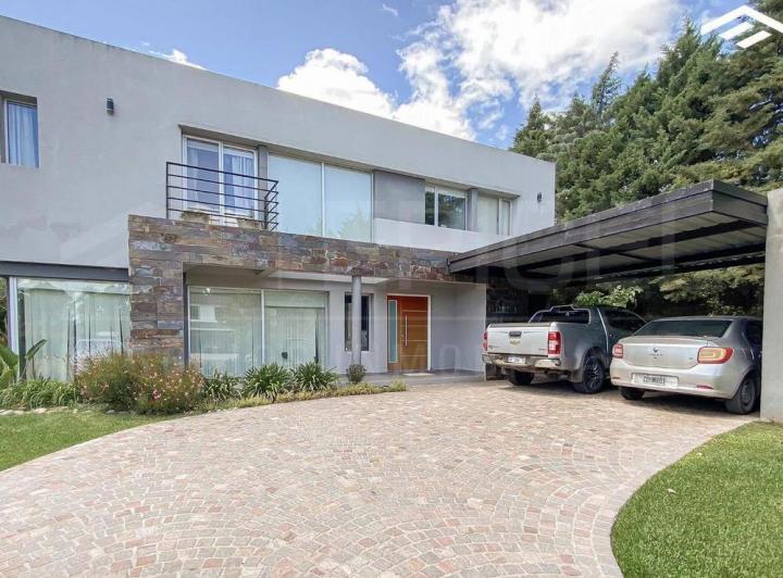 Casa · 200m² · 1 Ambiente · 2 Cocheras