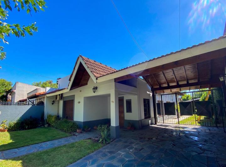Casa · 216m² · 5 Ambientes · 2 Cocheras