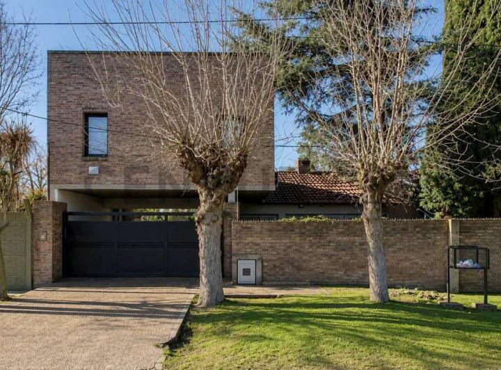 Casa · 180m² · 6 Ambientes · 2 Cocheras