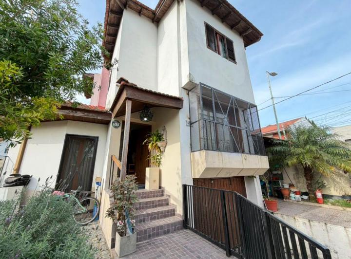 Casa · 122m² · 5 Ambientes · 2 Cocheras