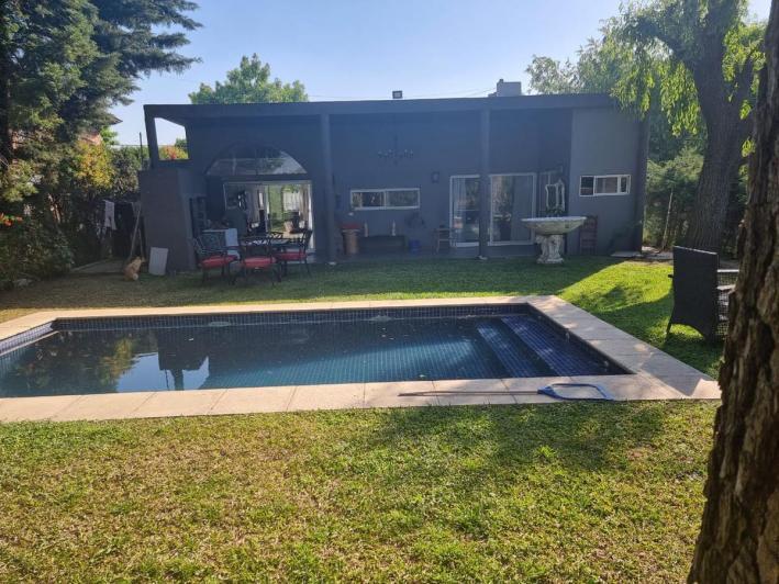 Casa · 370m² · 4 Ambientes · 2 Cocheras