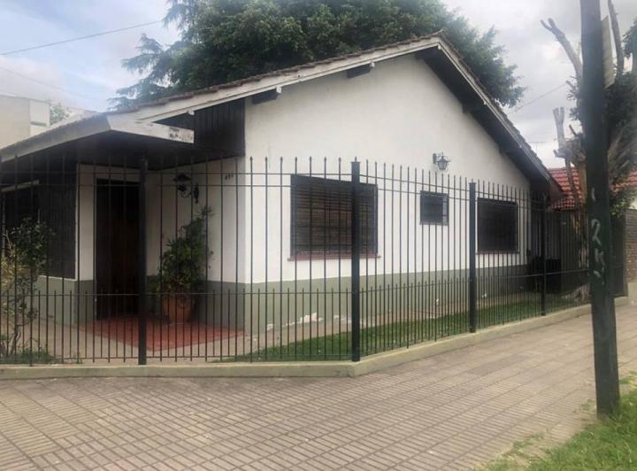 Casa · 250m² · 8 Ambientes · 2 Cocheras