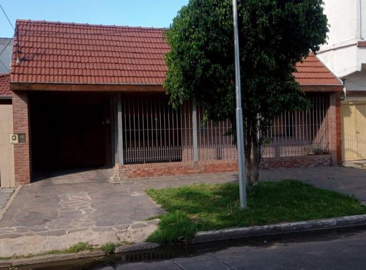 Casa · 180m² · 4 Ambientes · 1 Cochera