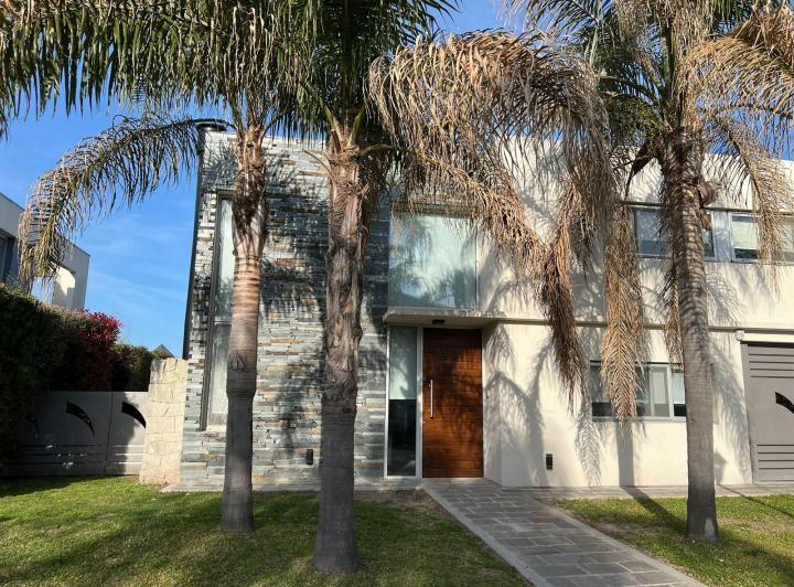 Casa · 372m² · 8 Ambientes · 4 Cocheras