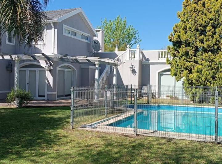 Casa · 350m² · 5 Ambientes · 2 Cocheras